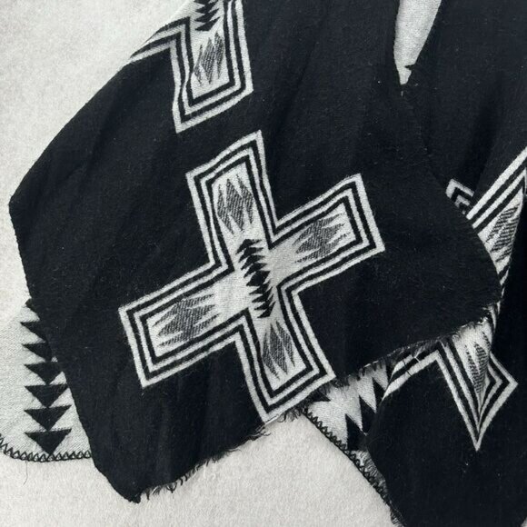 Old Navy Aztec Poncho One Size Open Front Shawl Sweater Cape Black‎ White - Picture 4 of 6